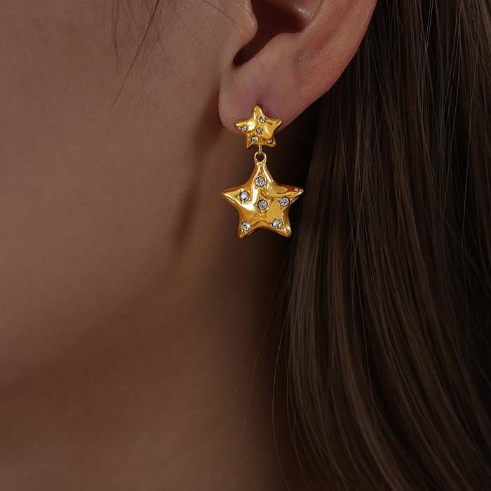 1 paire de boucles d'oreilles luxueuses en pentagramme avec incrustation de strass en acier inoxydable plaqué or 18 carats
