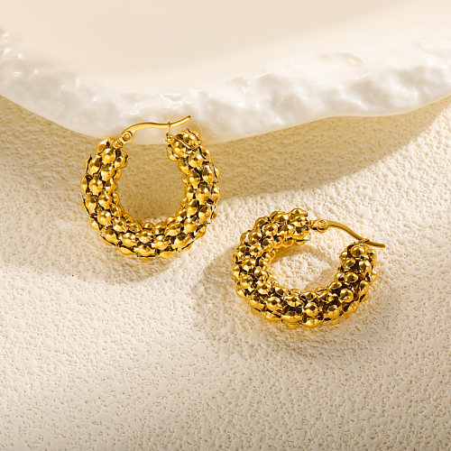 Hebilla de oreja tridimensional con cadena de maíz hueca circular exagerada pvd de oro de 18 quilates