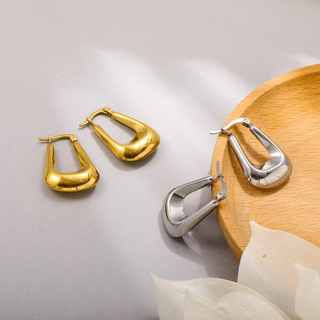 Superficie de tambor trapezoidal en forma de U de PVD de oro de 18 quilates, diseño hueco, minimalista y versátil con hebilla para la oreja