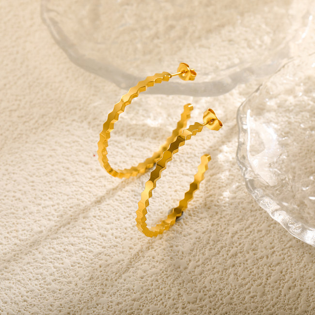 Pendientes minimalistas y versátiles en forma de C con patrón de panal de PVD en oro de 18 quilates