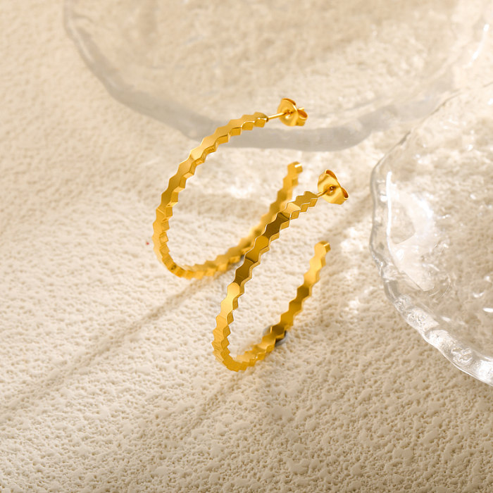 Pendientes minimalistas y versátiles en forma de C con patrón de panal de PVD en oro de 18 quilates