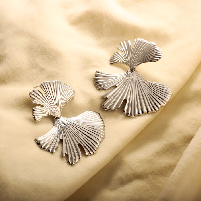 Pendientes con estampado de hojas exageradas