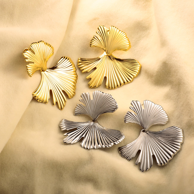 Pendientes con estampado de hojas exageradas