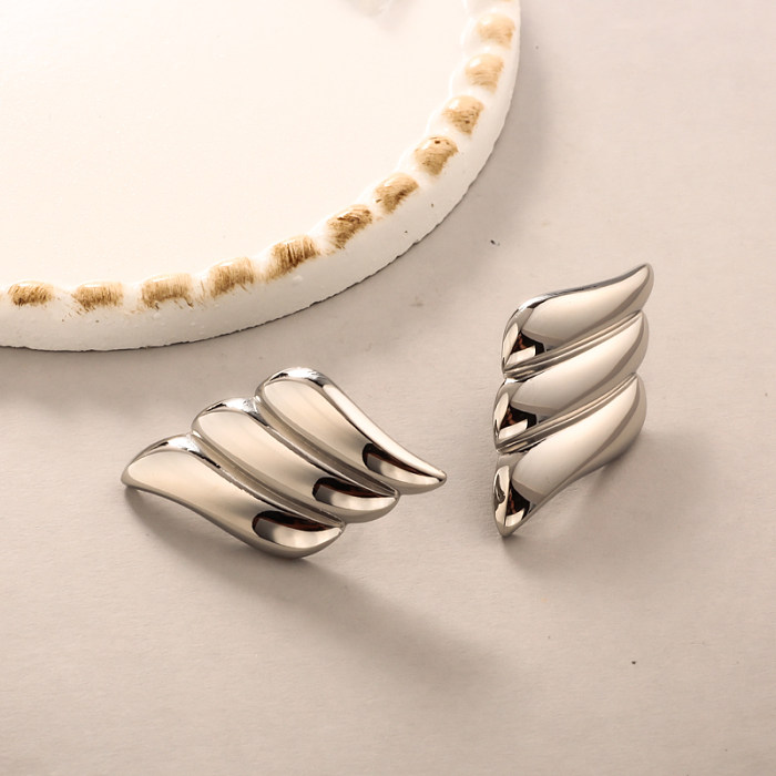 Pendientes minimalistas con estampado de plumas