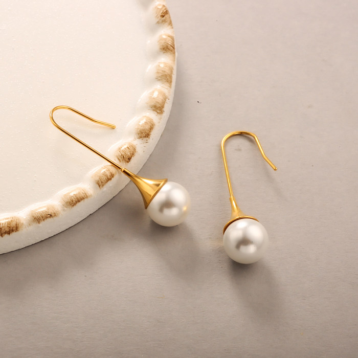 Minimalist and versatile pearl ear hook