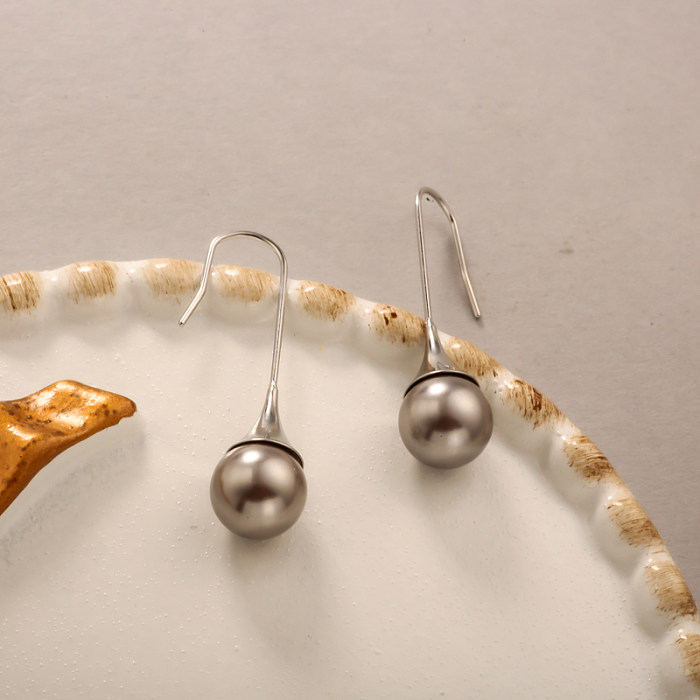 Minimalist and versatile pearl ear hook
