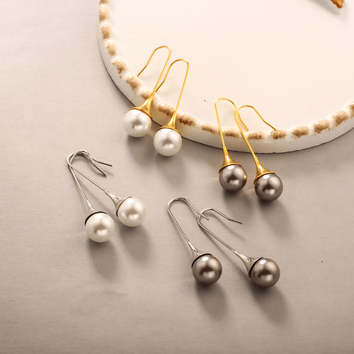 Minimalist and versatile pearl ear hook