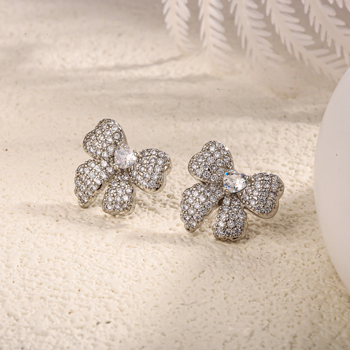 Lazo de latón con pendientes de circonitas incrustadas.