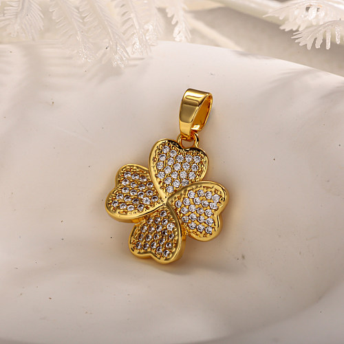 Colgante de circonita con incrustaciones de trébol de latón