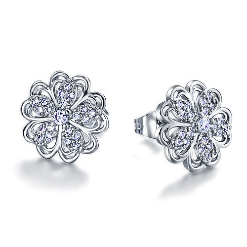 Pendientes con patrón hueco de latón de 13 mm con incrustaciones de circonitas