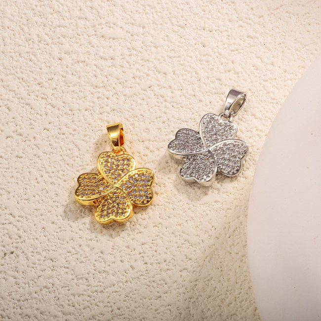 Colgante de circonita con incrustaciones de trébol de latón