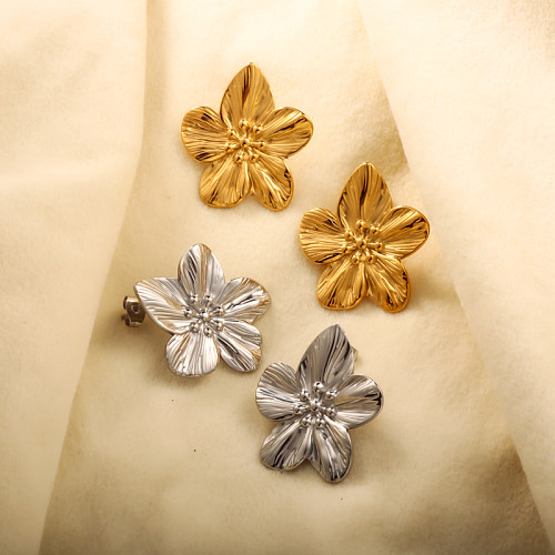 Pendientes exagerados con textura de flores en 3D