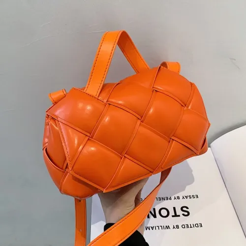 New Design Women Weave Plaid Handle Padded Handbags 11040314