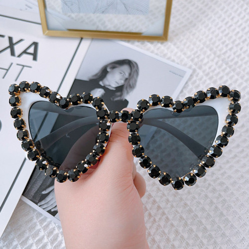 2023 Luxury Designer Branded Heart Diamond Eyeglasses Oversized Bling Sun Shades Womens Rhinestone Sunglasses