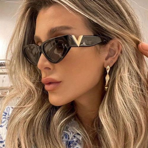 2023 Trend Black White Gold V Letter Shades Fashion Cat Eye Sun Glasses Women Vintage Trendy Brand Zebra Print Sunglasses Female