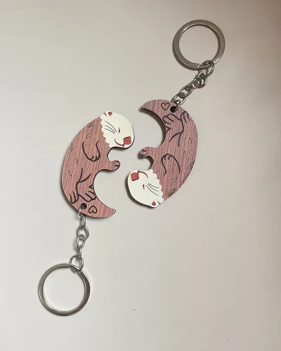 Creative simulation wooden couple otter keychain pendant for Valentine's Day keychain, matching key for best friend and friend