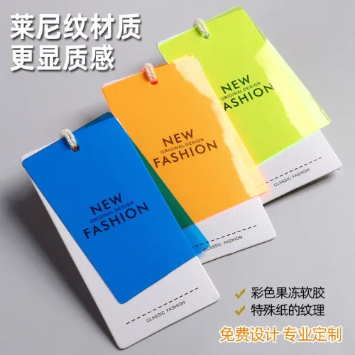 Colored soft rubber hang tags are made for women's clothing in clothing stores. Logo and hang card design are trendy, and clothing trademarks are available for hanging in stock