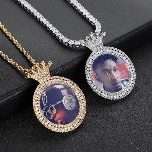 Cross border photo memory from Europe and America, square framed crown medal, solid pendant, hip-hop trendsetter necklace accessory