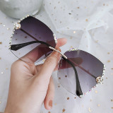Diamond studded sunglasses for women. Instagram with a large face, slimming effect, half frame cut edges, trendy round face, retro Hong Kong style, internet celebrity, large frame sunglasses