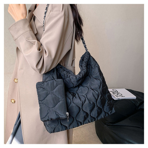 Simple and fashionable versatile large capacity bag for women's new autumn and winter pleated diamond tote bag, commuting shoulder bag