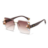 Cross border European and American pearl sunglasses for women with sunscreen, plain face, slimming appearance, irregular frame, and high-end feel. Instagram sunglasses