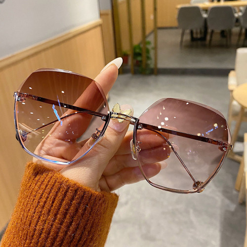 Xiaohongshu's New Fashionable and Stylish Style, Large Frame Sunglasses with Irregular Cutting Edges, Sunglasses with UV Protection, Female