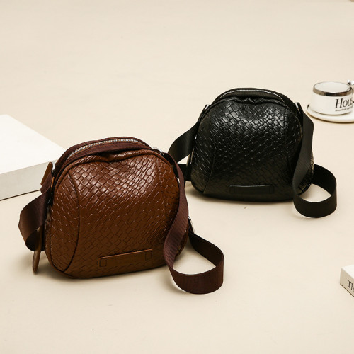 Cross border popular woven women's bag, new versatile and high-end single shoulder crossbody shell bag, black small bag