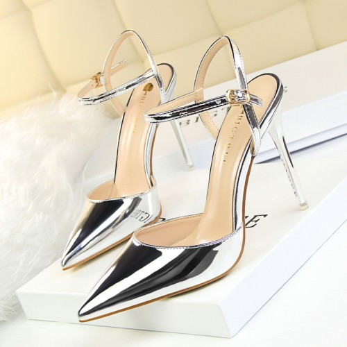 European and American style minimalist slim heels, ultra-high heels, shallow mouthed pointed patent leather, sexy nightclubs, slimming off with a straight line strap, women's sandals