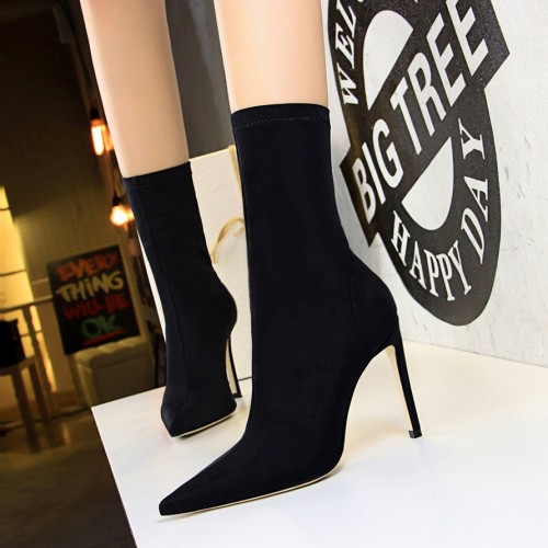 European and American minimalist women's boots, slim heels, ultra-high heels, sexy nightclubs, slim fit and slimming effect, pointed Lycra elastic short boots