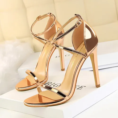European and American fashion sexy nightclubs show slimming summer high heels, thin heels, ultra-high heels, hollowed out cross strap sandals