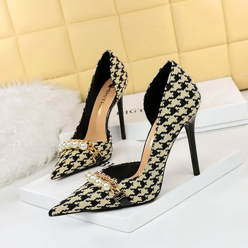 Korean version of high heels with checkered pattern and shallow side hollowed out bird pattern pearl metal chain, super high heel single shoe