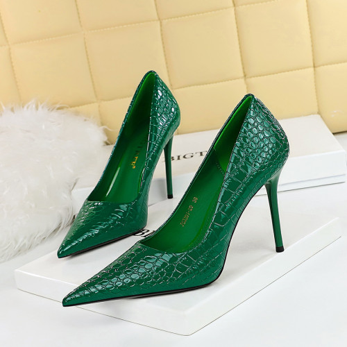 European and American style fashionable and sexy slimming high heels, thin heels, shallow mouthed pointed patent leather snake patterned high heels, single shoes