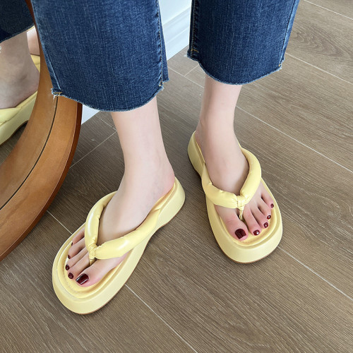 Korean version of foreign trade thick sole clip toe solid color herringbone slippers for women's foreign trade sponge strip casual beach sandals Wish supply