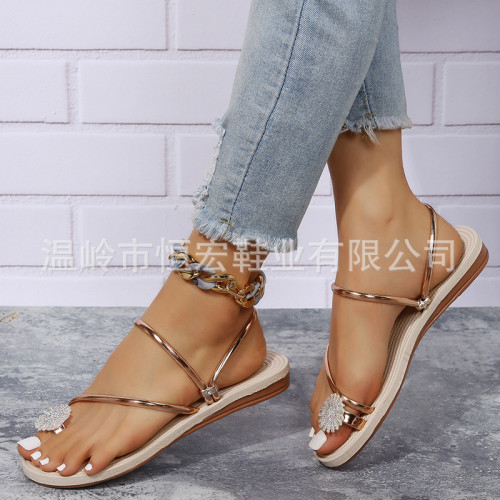 Large size women's slippers, summer new European and American flat bottomed anti slip beach sandals, fashionable toe fitting rhinestone sandals for women