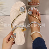 Large size women's slippers, summer new European and American flat bottomed anti slip beach sandals, fashionable toe fitting rhinestone sandals for women