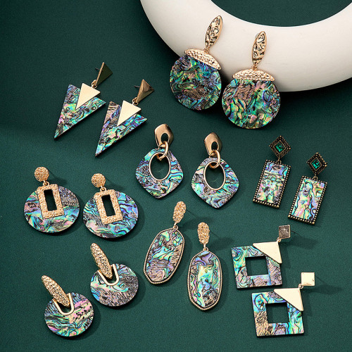 European and American fashion street photos of large beach style, fake tourism, making friends, colorful natural abalone shell earrings, earrings, and female pendants