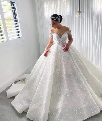 New African Wedding Dress with Beaded Embroidery and Lace Wedding Dress, Light Skin, Long Sleeves, Large Tail, Bride Wedding Dress