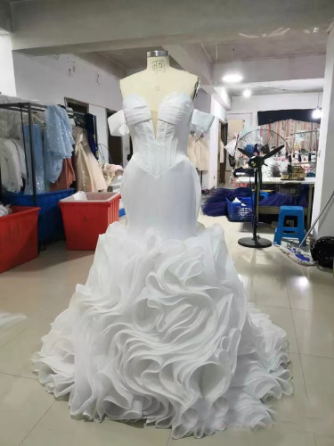A new African wedding dress with a strapless lace up and diamond embellishment, a mermaid slim fit fishtail, and a bride's wedding dress that can be sent as a replacement