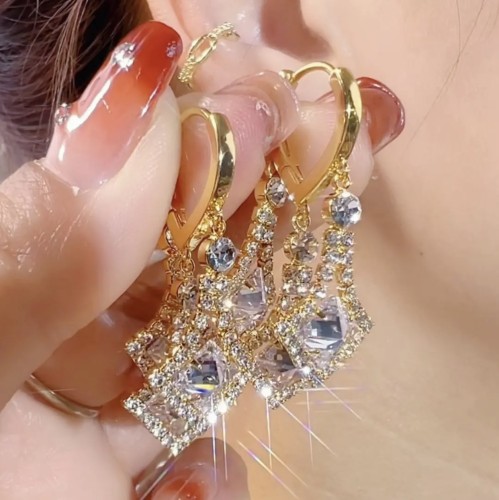 Temperament Zircon Diamond Earrings Fashionable and High end Crystal Earrings with New Popular Light Luxury and Versatile Earrings