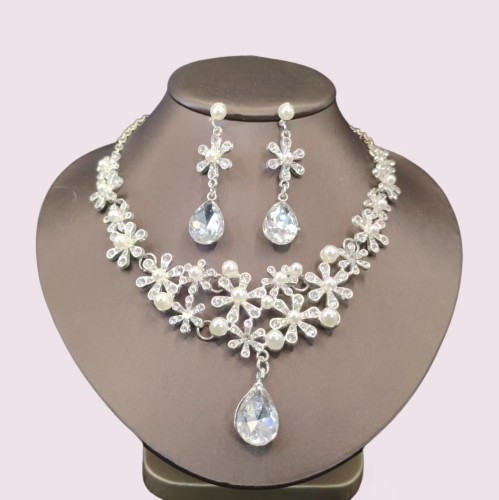 Pearl necklace set female Light luxury Niche Versatile alloy Clavicular chain