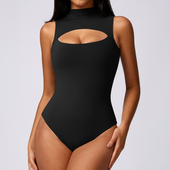 Shaping the body and wearing a jumpsuit for slimming and tight fitting yoga jumpsuit
