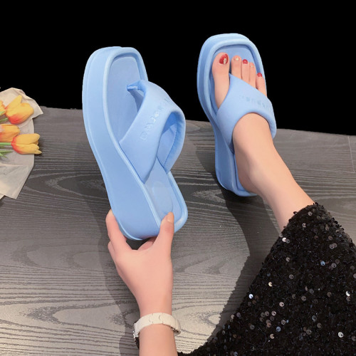 Summer new thick soled square toe slippers, European and American fashion large-sized women's cool slippers, sponge cake bottom clip toe, in stock herringbone slippers