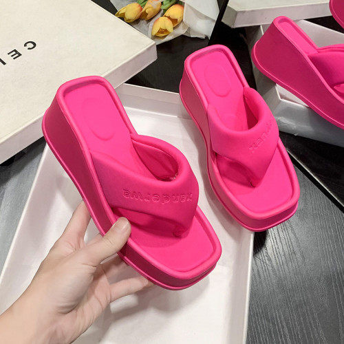 Summer new thick soled square toe slippers, European and American fashion large-sized women's cool slippers, sponge cake bottom clip toe, in stock herringbone slippers