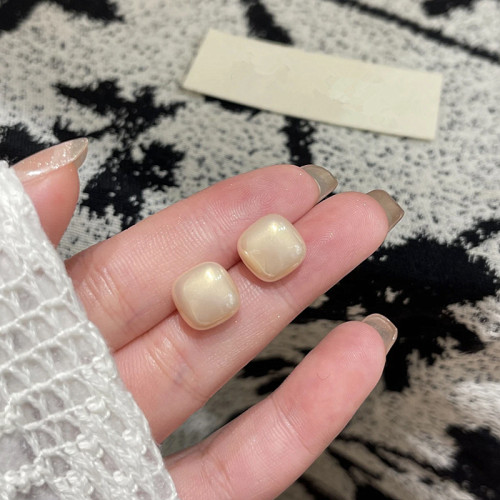Gentle square pearl earrings S925 silver needle popular temperament ear jewelry