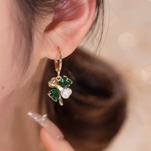 Micro inlaid zircon clover earrings with contrasting dark green crystal clover earrings, emerald lucky grass earrings, light luxury
