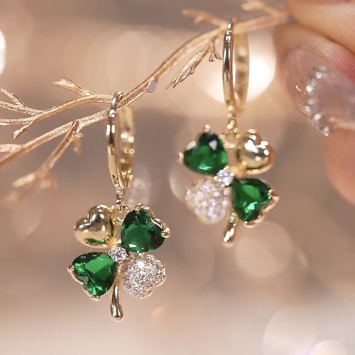 Micro inlaid zircon clover earrings with contrasting dark green crystal clover earrings, emerald lucky grass earrings, light luxury