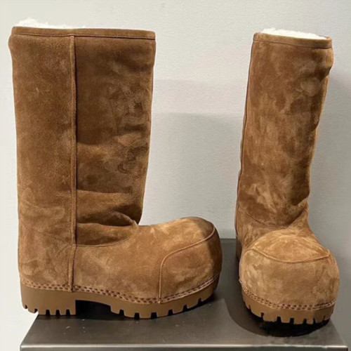 Thick soled, internally raised sheepskin wool integrated snow boots