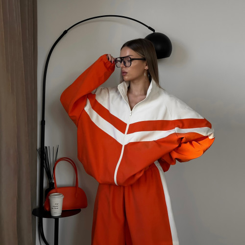 Sports suit with personalized stripes and contrasting colors, loose fitting sports suit two-piece set