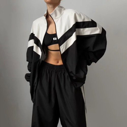 Sports suit with personalized stripes and contrasting colors, loose fitting sports suit two-piece set