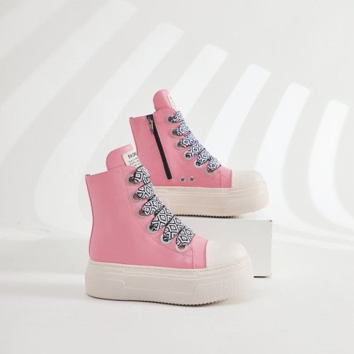 Thick soled sneakers are versatile and trendy, with a unique personality